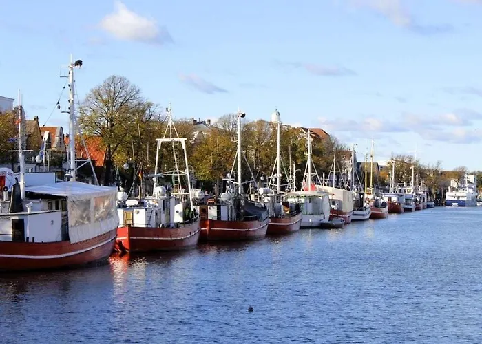 On The Old River Modern Retreat 別荘